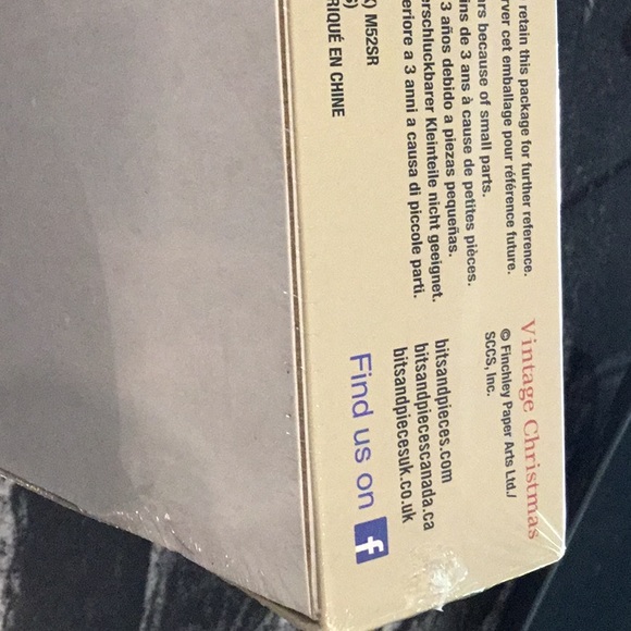 New, Bits and Pieces 18”x24” Puzzle, Vintage Christmas Post Card NIB unopened - Picture 3 of 3